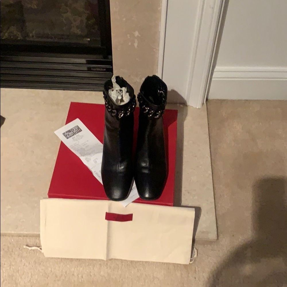 A boot with a tip of chain